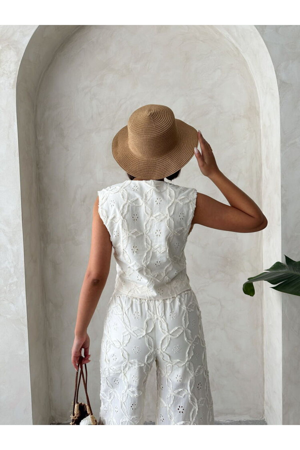 Nakışlı Süzüneli Kolsuz Düğmeli Crop Bluz | D2848