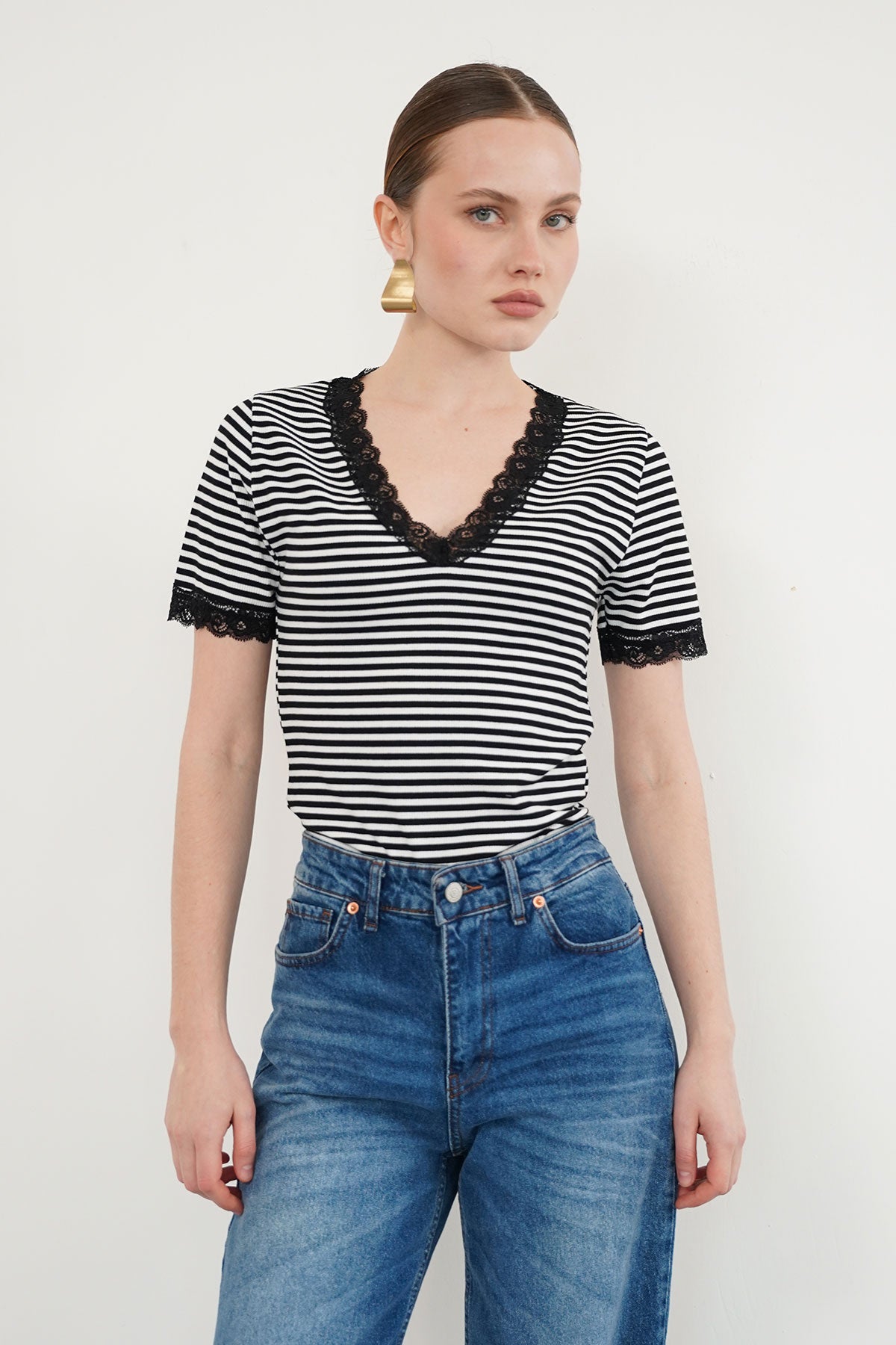 D 3006 YAKA VE KOL UCU GÜPÜR V YAKA T SHIRT - | D3006