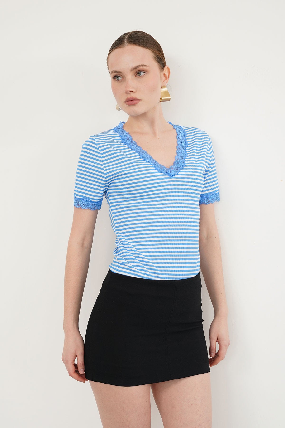 D 3006 YAKA VE KOL UCU GÜPÜR V YAKA T SHIRT - | D3006