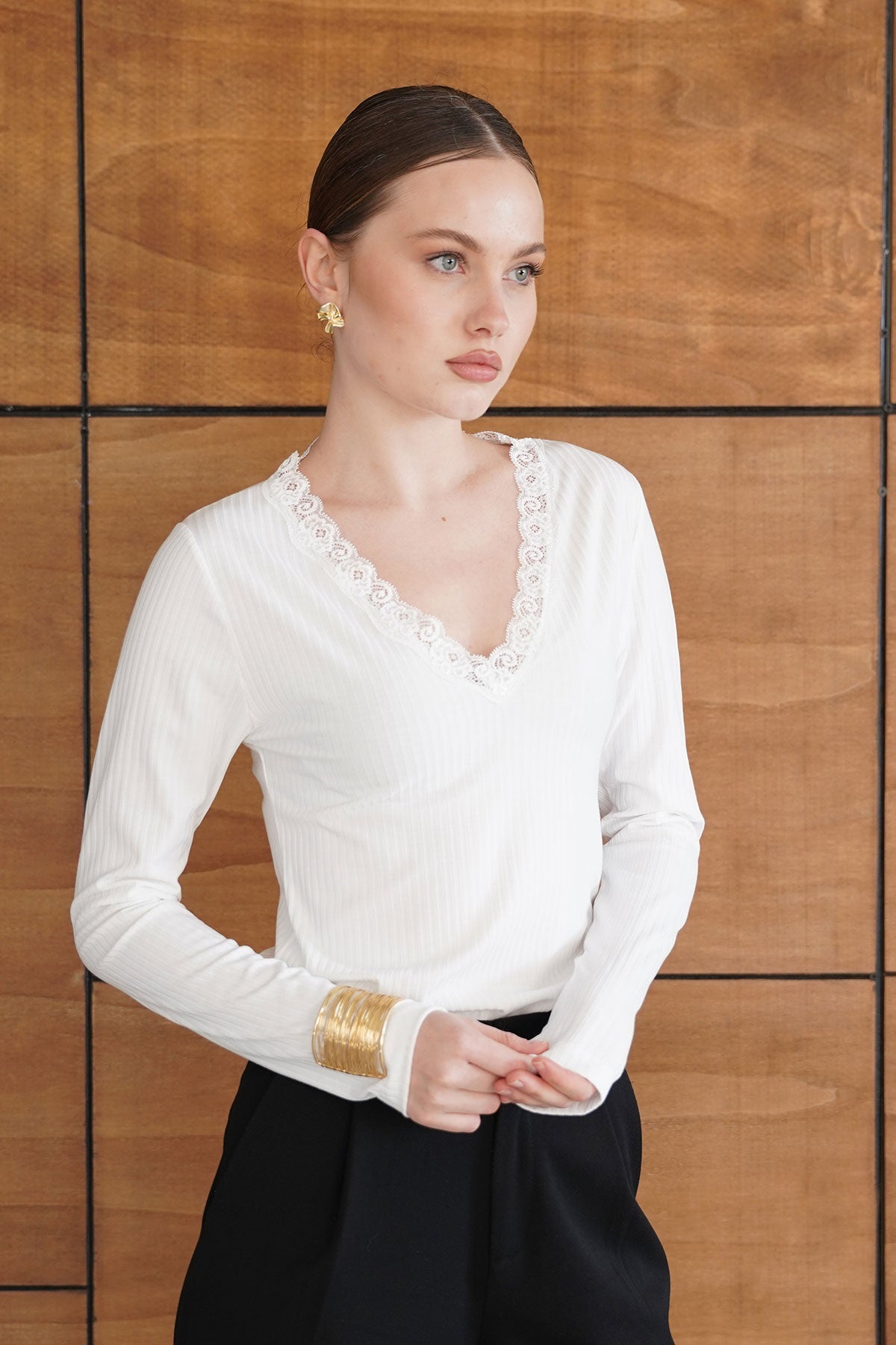 Yakası Dantel Detaylı Bluz | F2088